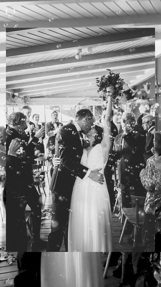 Seifenblasen Auszug von S&W @fernblicker 
.
.
.
.
#winterhochzeit #herbsthochzeit2025 #heirateninösterreich #fernblicker #blackandwhite