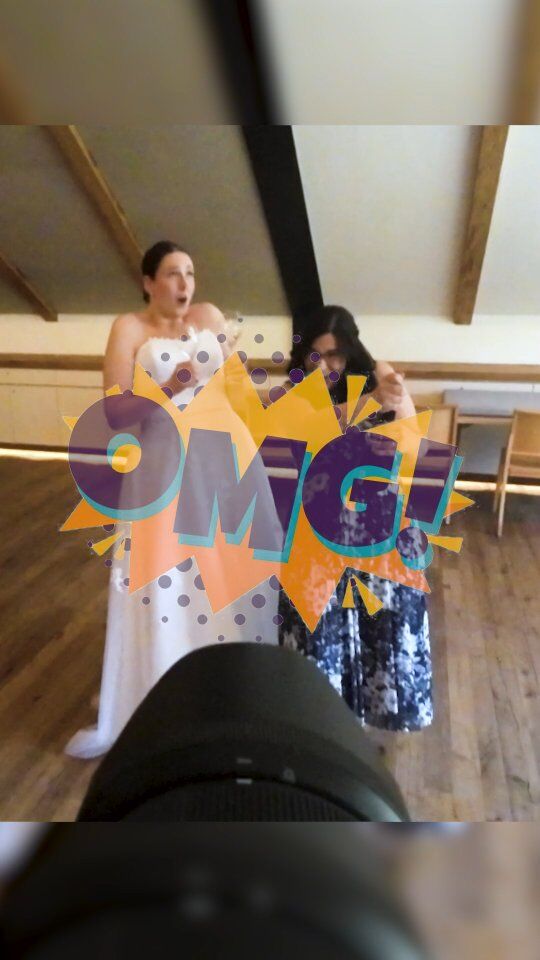 🍾 Mission: Sekt öffnen - ohne das Brautkleid zu ruinieren! (Spoiler: Es war knapp!)
Die Trauzeugin: Nervös!
Die Braut: Vertrauensvoll (vielleicht bissl zu sehr)
Der Sekt: Unter Druck!
Ergebnis: Gläser voll - Brautkleid trocken - Lachen inklusive 🥂
Wenn Hochzeiten Actionfilme wären, wäre das die gefährlichste Szene! 😂